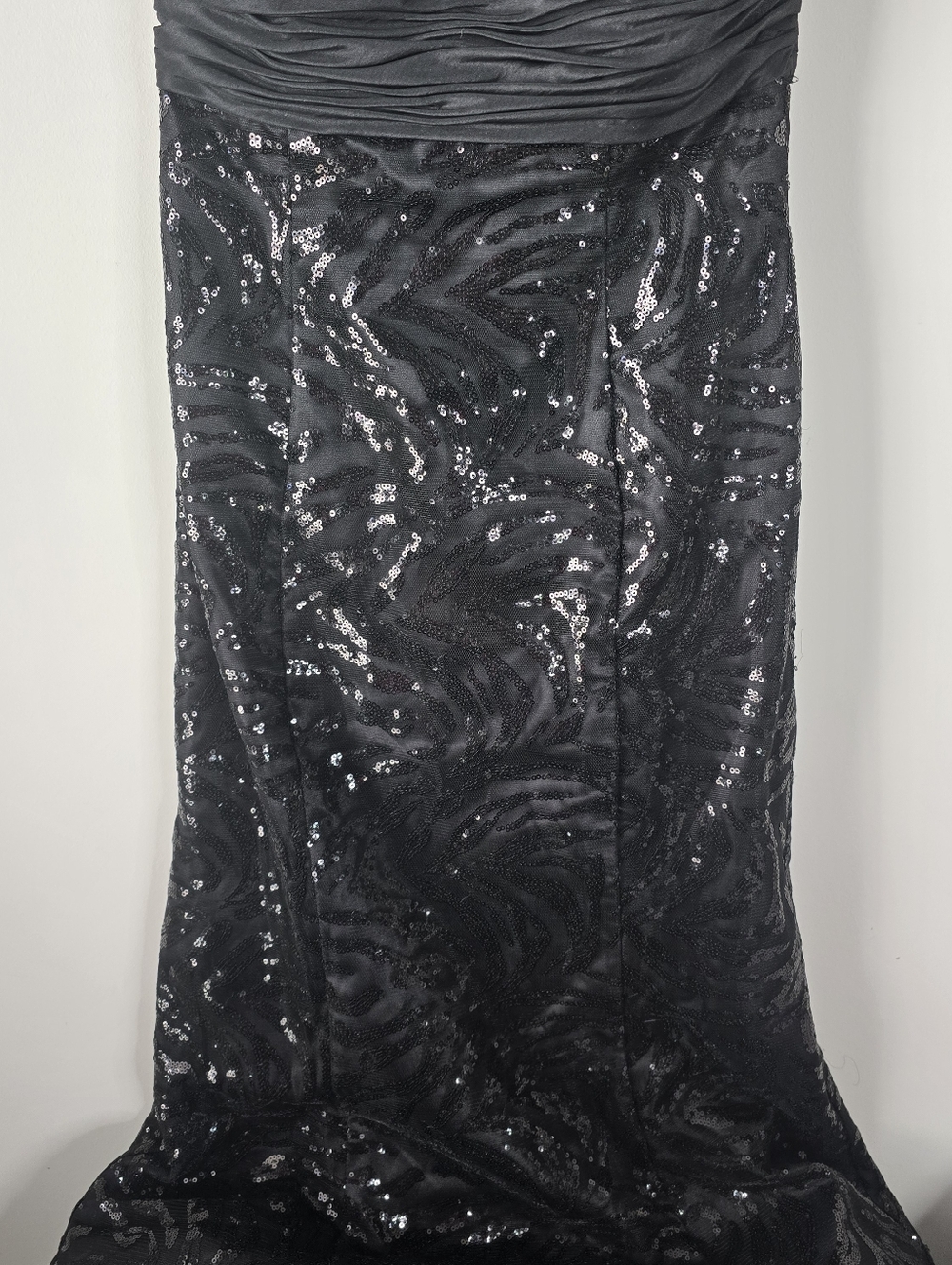 Tony Bowls La Gala Black Sequin Pleated One Shoulder Formal Gown 4 Mermaid Hem - Picture 5 of 16